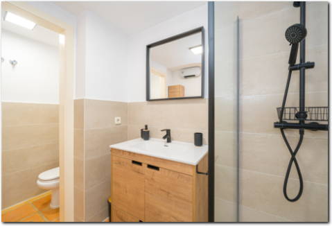 Bagno completo Bagno moderno con doccia